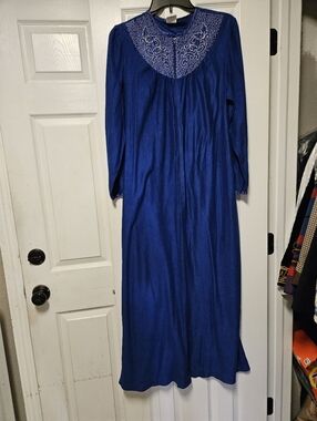 Amazing, embroidered, VINTAGE, housecoat!!